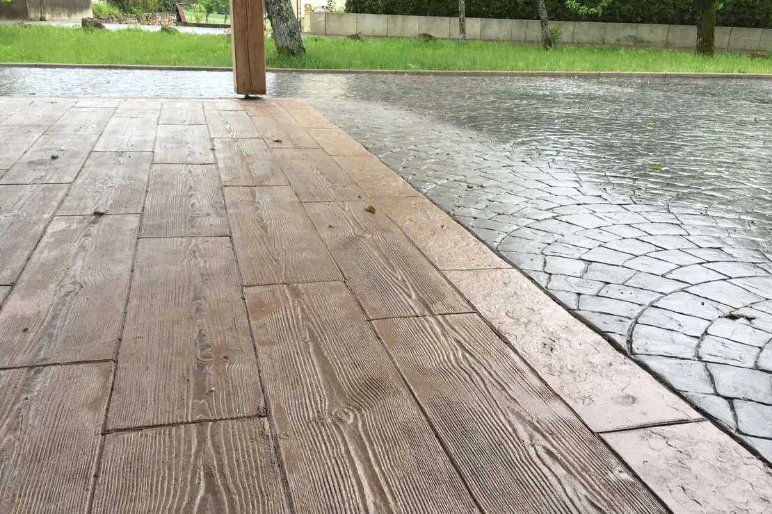 Du béton imprimé imitation bois à l'arrière d'une maison